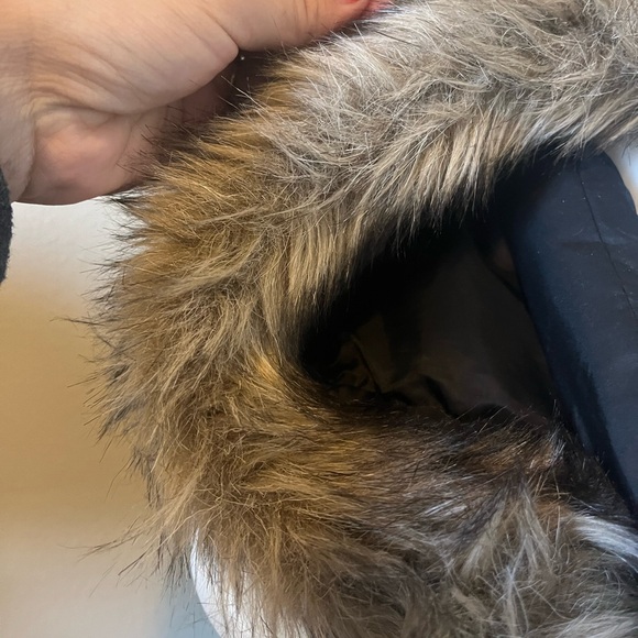 GAP woman’s XS black zip fur hood puffer vest jacket - Picture 3 of 7